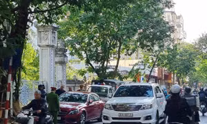 Sau hơn 1 tháng thí điểm lưu thông hai chiều ô tô, phố Đội Cấn (Hà Nội) ùn tắc cục bộ