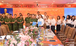 Công an cấp xã hợp tác với Bưu điện hướng dẫn người dân thực hiện dịch vụ công trực tuyến