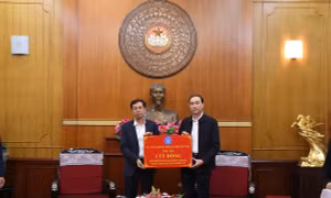 BHXH Việt Nam tặng 2.500 thẻ BHYT cho đồng bào lũ lụt miền Trung