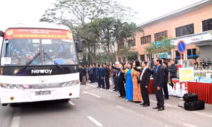 Hà Nội tổ chức những chuyến xe miễn phí cho công nhân có hoàn cảnh khó khăn về quê đón Tết
