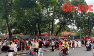 Người dân giữ chỗ ở vỉa hè các tuyến phố nơi có đoàn diễu binh, diễu hành đi qua