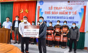 Tặng thẻ BHYT cho học sinh dân tộc thiểu số