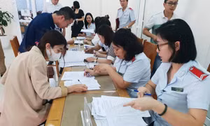 Đại diện các đơn vị nợ đóng BHXH (bên trái) ký nhận quyết định công bố thanh tra của Thanh tra thành phố Hà Nội