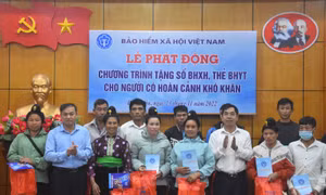 Trao tặng sổ BHXH, thẻ BHYT cho hộ khó khăn