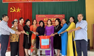 Hiệu quả từ mô hình 'Hũ gạo tình thương, tặng thẻ BHYT, trao yêu thương'