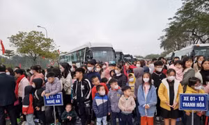 Lãnh đạo Tổng LĐLĐ Việt Nam và lãnh đạo thành phố Hà Nội vẫy chào công nhân về quê đón Tết.