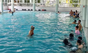 Tổ chức lớp dạy bơi miễn phí cho trẻ em có hoàn cảnh khó khăn tại quận Ba Đình, Hà Nội