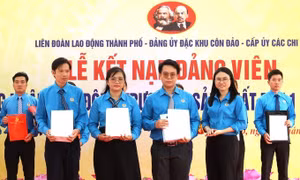 Công đoàn giữ vai trò ‘cầu nối’ phát triển Đảng trong công nhân