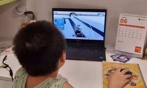 Trẻ em nghỉ hè dán mắt vào máy tính chơi games
