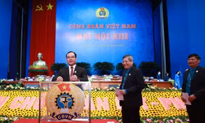 Các đại biểu bỏ phiếu bầu Ban Chấp hành Tổng Liên đoàn Lao động Việt Nam khóa XIII.
