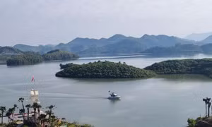 Câu lạc bộ du thuyền trên hồ Núi Cốc.