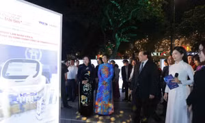 Triển lãm ảnh và video Công nghệ từ trái tim tại Vườn hoa Tao Đàn, Hà Nội