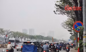 Đường Võ Chí Công thi công gây ùn tắc giờ cao điểm
