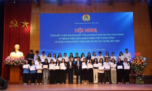 Công đoàn khen thưởng tập thể, cá nhân tham gia các hoạt động A80
