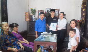 Hỗ trợ mua, tặng thẻ BHYT cho người gặp khó khăn