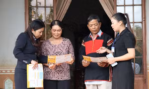 Thêm nhiều người dân vùng đồng bào dân tộc, miền núi được hỗ trợ cấp thẻ BHYT