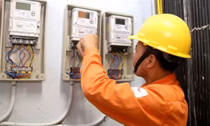 Kiểm tra, đo lại công tơ điện các hộ có hóa đơn tiền điện tăng cao