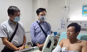 Đại diện Văn hóa - Kinh tế Việt Nam tại Đài Bắc, Đài Loan (Trung Quốc) đã đến thăm động viên lao động Việt Nam bị thương.