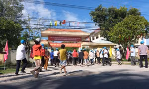 Học sinh, giáo viên và người dân vùng ven biển tham gia diễn tập ứng phó sóng thần