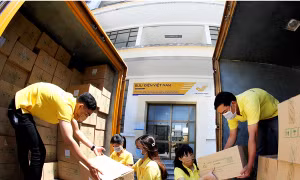 Vận chuyển hàng cứu trợ tới các địa phương bị lũ lụt do ảnh hưởng bởi bão số 3.
