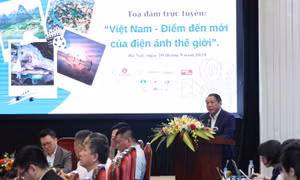 Bộ trưởng Bộ Văn hoá, Thể thao và Du lịch Nguyễn Văn Hùng phát biểu tại toạ đàm: Việt Nam - Điểm đến mới của điện ảnh thế giới.