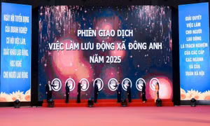 Người lao động và đơn vị tuyển dụng trao đổi trực tiếp về vị trí việc làm, điều kiện làm việc, thu nhập.