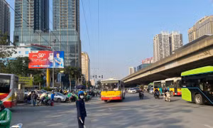 Thanh tra Sở GTVT bố trí lực lượng phân luồng tại các bến xe, chống ùn tắc giao thông.