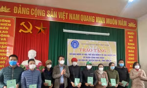 BHXH Việt Nam tặng thẻ BHYT, sổ BHXH, trao quà Tết cho người nghèo