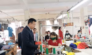 Người lao động ngày đầu trở lại làm việc: Mong có việc làm, doanh nghiệp nhiều đơn hàng