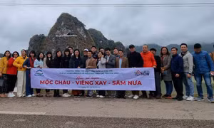Đoàn du khách tham gia hành trình từ Hà Nội - Mộc Châu - Sầm Nưa (Hủa Phăn, Lào)