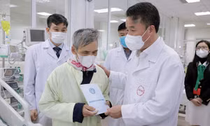 BHXH Việt Nam thăm, tặng quà cho các bệnh nhân có hoàn cảnh khó khăn tại Hà Nội