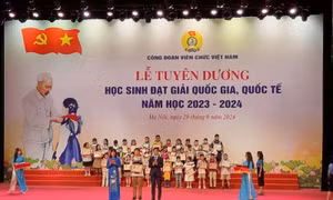 Con của cán bộ công đoàn TTXVN được tuyên dương.