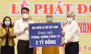 BHXH Việt Nam trao 2 tỷ đồng ủng hộ phòng chống dịch COVID-19