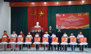 Chương trình 'Xuân ấm áp – Tết sẻ chia’ mang Tết đủ đầy đến người nghèo