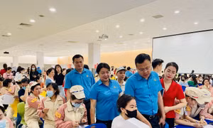 Lãnh đạo LĐLĐ Hà Nội thăm nữ công nhân khám chữa bệnh miễn phí.