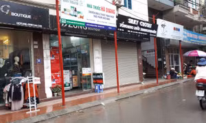 Lạ mắt với hàng cột, biển ‘đồng phục’ tại tuyến phố kiểu mẫu thứ 2 của Hà Nội
