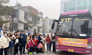 Lãnh đạo Khu công nghiệp và Chế xuất Hà Nội về Thanh Hoá đón công nhân trở lại Hà Nội làm việc.