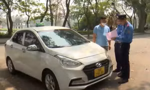 Lực lượng Thanh tra GTVT Hà Nội kiểm tra, xử lý vi phạm hành chính đối với taxi "chặt chém" của khách du lịch.