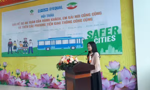 Bảo vệ sự an toàn của hành khách và trẻ em gái trên các phương tiện giao thông công cộng