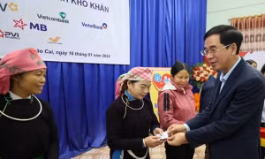 BHXH Việt Nam tặng sổ BHXH, BHYT cho người dân có hoàn cảnh khó khăn