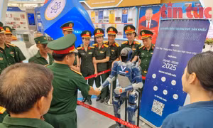 Giao lưu với robot tại khu trưng bày của Bộ Khoa học và Công nghệ.