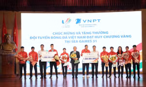 VNPT thưởng 'nóng' 2 tỷ đồng cho đội tuyển bóng đá nam và nữ Việt Nam