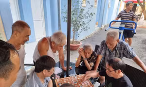Người có công thư giãn tại Trung tâm Nuôi dưỡng và Điều dưỡng người có công Hà Nội (168 đường Thanh Bình, quận Hà Đông, Hà Nội)