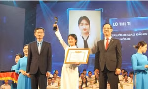 Nữ sinh dân tộc tự tin, học giỏi