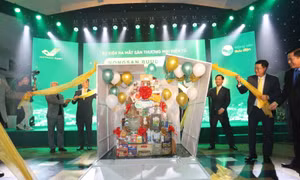  thực hiện nghi thức khai mở hộp quà nông sản, chính thức ra mắt sàn thương mại điện tử nongsan.buudien.vn.