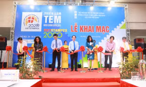 Khai mạc triển lãm tem bưu chính quốc gia và phát hành bộ tem biển đảo Việt Nam