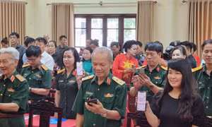 Các đại biểu nhắn tin và chuyển tiền qua app chương trình "Tri ân liệt sĩ 2024"