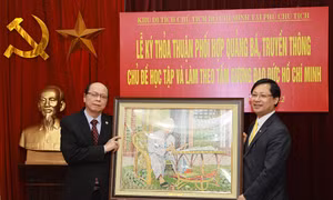 Quảng bá chủ đề học tập và làm theo tấm gương đạo đức Hồ Chí Minh qua tem
