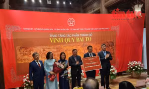 Hà Nội trao tặng tranh gỗ kỷ lục 'Vinh quy bái tổ' cho di tích Văn Miếu – Quốc Tử Giám