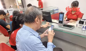 Kiểm tra lương hưu, trợ cấp khi được chuyển khoản vào tài khoản ngân hàng. 